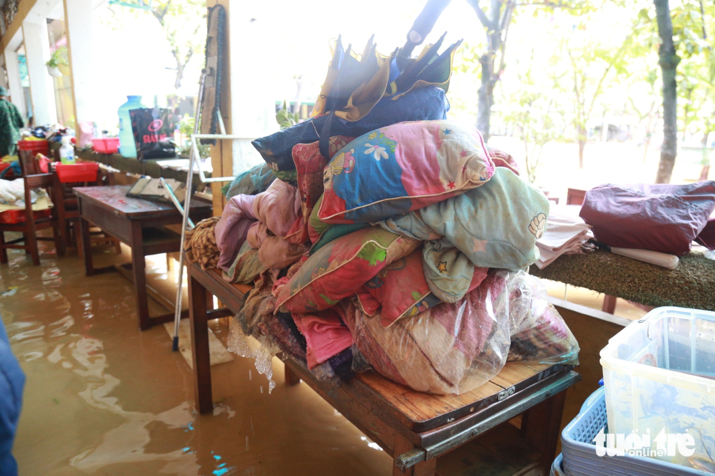 洪水过后书本桌椅被泥浆淹没,顺化师生忙于清理校园